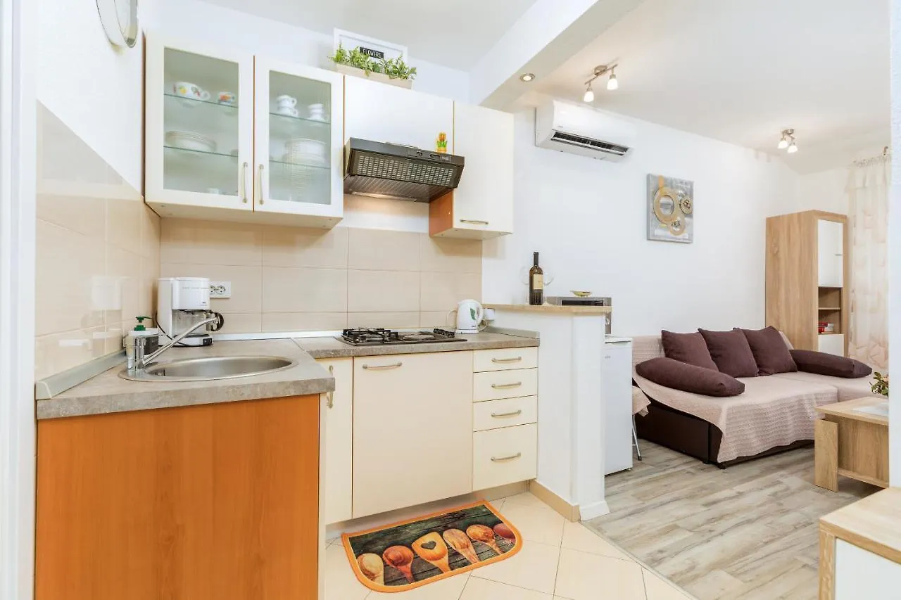 Relax Apartment Ive Pula 0*,