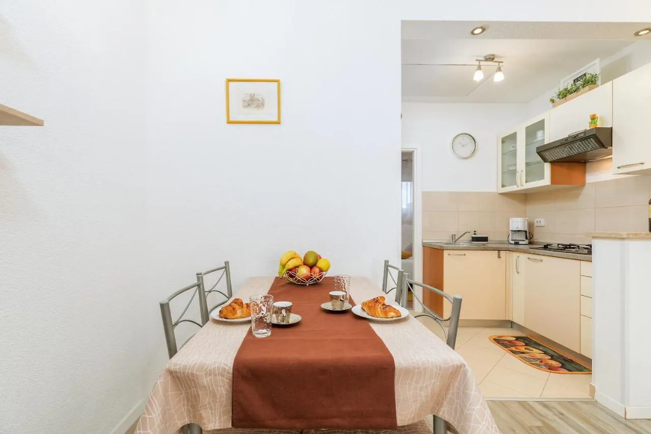 Relax Apartment Ive プーラ